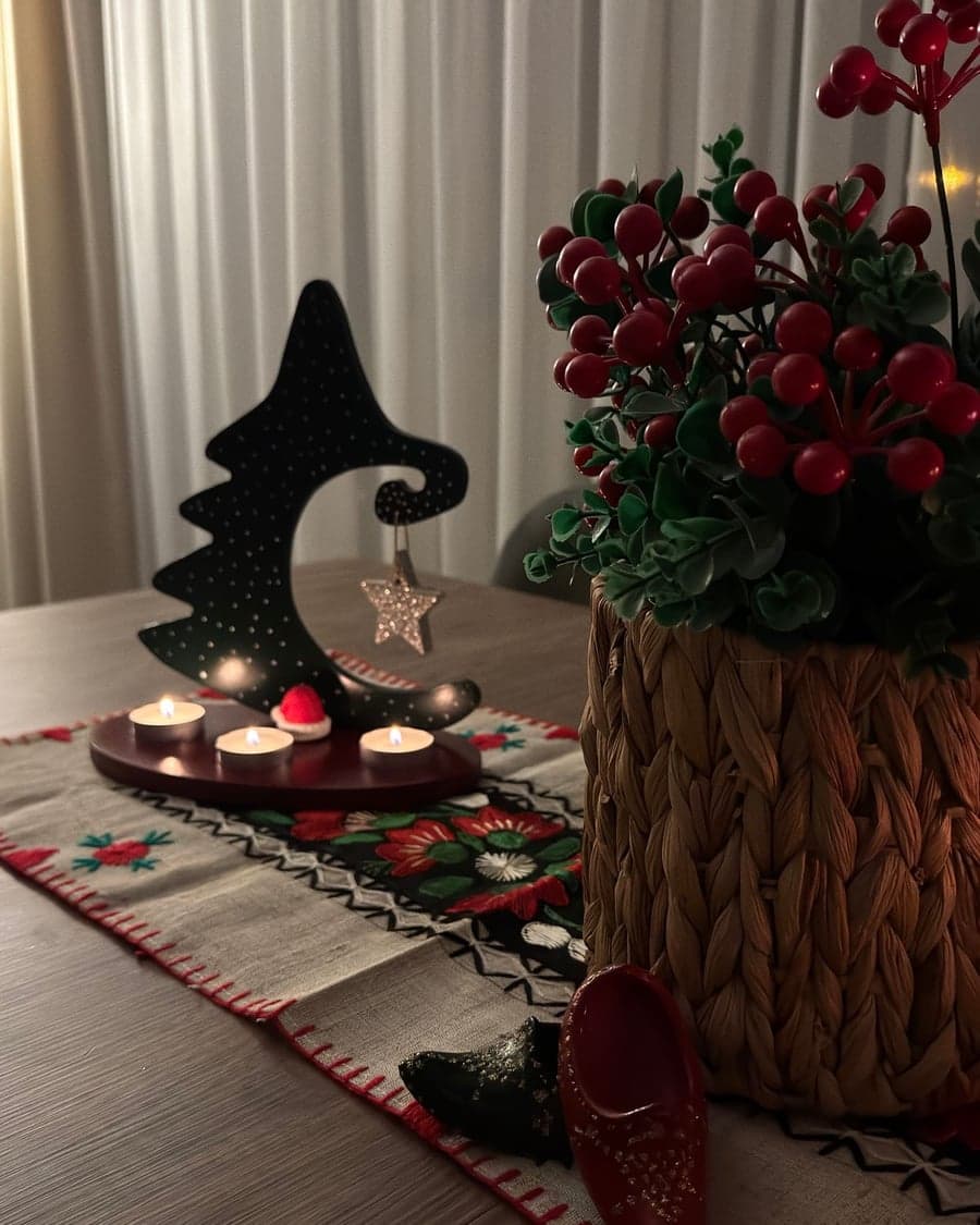 Weihnachtliche Tischdeko mit hellem Holzbaum und Kerzen